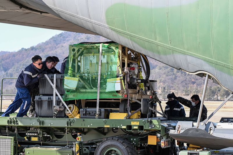 공군 특수비행팀 블랙이글스가 28일 오전,사우디에서 열리는 국제 방위산업 전시회(WDS)에 참가하기 위해 원주기지를 출발했다. 지난 27일( C-130 수송기에 화물을 적재하고 있다. 공군 제공