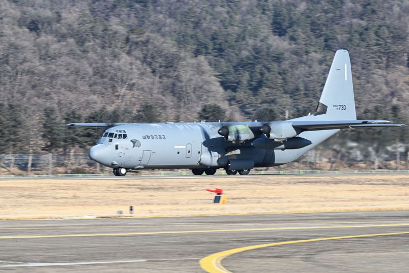 공군 특수비행팀 블랙이글스가 28일 오전, 사우디에서 열리는 국제 방위산업 전시회(WDS)에 참가하기 위해 원주기지를 출발했다. 지원요원과 화물을 실은 C-130가 이륙을 위해 지상활주를 하고 있다. 공군 제공