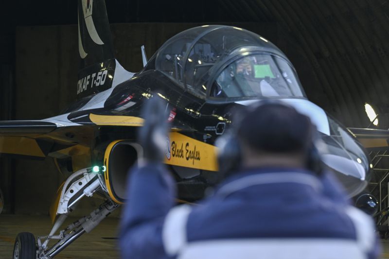 공군 특수비행팀 블랙이글스가 28일 오전, 사우디에서 열리는 국제 방위산업 전시회(WDS)에 참가하기 위해 원주기지를 출발했다. 블랙이글스의 T-50B 항공기가 이륙을 위해 지상활주를 하고 있다. 공군 제공