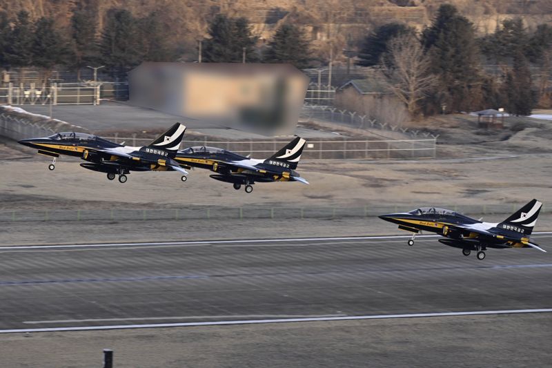 공군 특수비행팀 블랙이글스가 28일 오전, 사우디에서 열리는 국제 방위산업 전시회(WDS)에 참가하기 위해 원주기지를 출발했다. 블랙이글스 T-50B 항공기가 힘차게 이륙하고 있다. 공군 제공