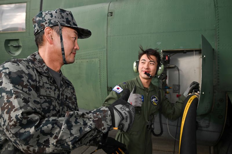 공군 특수비행팀 블랙이글스가 28일 오전, 사우디에서 열리는 국제 방위산업 전시회(WDS)에 참가하기 위해 원주기지를 출발했다. 일본 나하기지에 착륙한 C-130 수송기가 일본 항공자위대로부터 급유받고 있다. 공군 제공