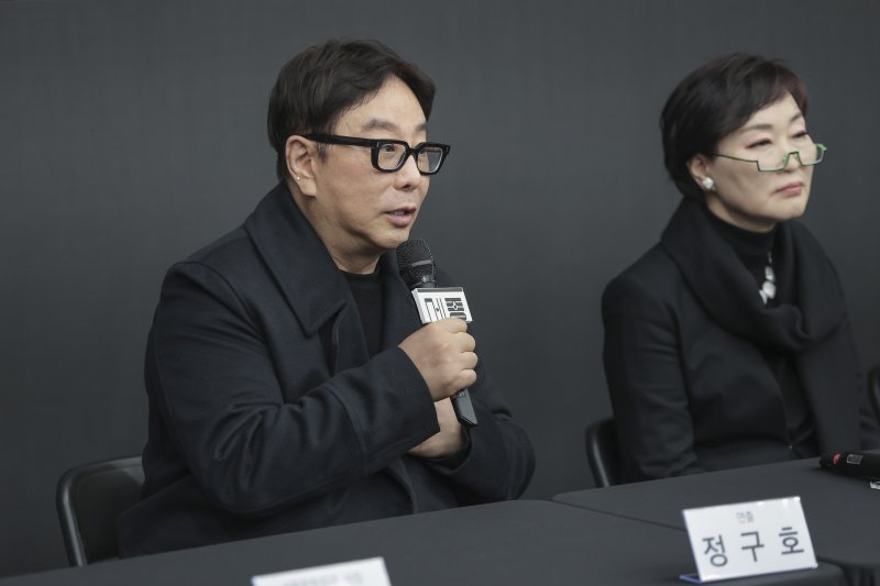 28일 서울 종로구 세종문화회관에서 열린 서울시무용단 '일무' 베시 어워드 수상 기념 기자간담회에서 참석자들이 기념촬영을 하고 있다. (왼쪽부터) 정구호 연출, 안호상 세종문화회관 사장, 정혜진, 김성훈, 김재덕 안무가. =세종문화회관 제공