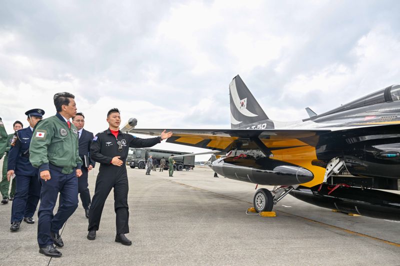 공군 특수비행팀 블랙이글스가 28일 오전, 사우디에서 열리는 국제 방위산업 전시회(WDS)에 참가하기 위해 원주기지를 출발했다. 블랙이글스 조종사가 미야자키 마사히사 방위부대신 등 일본 방위성 및 항공자위대 관계자들에게 T-50B 항공기에 대해 설명하고 있다. 공군 제공