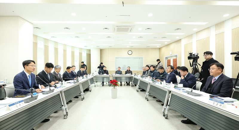 임광현 국세청장이 28일 여수혁신지원센터에서 열린 세정지원간담회에서 지역 기업들의 의견을 듣고 있다.(사진 : 국세청 제공) *재판매 및 DB 금지