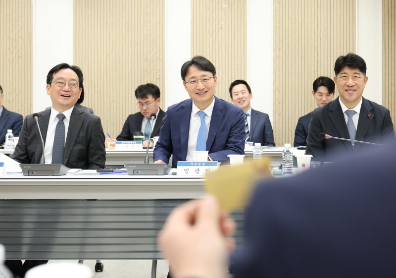 임광현 국세청장이 28일 여수혁신지원센터에서 열린 세정지원간담회에서 지역 기업들의 의견을 듣고 있다.(사진 : 국세청 제공) *재판매 및 DB 금지