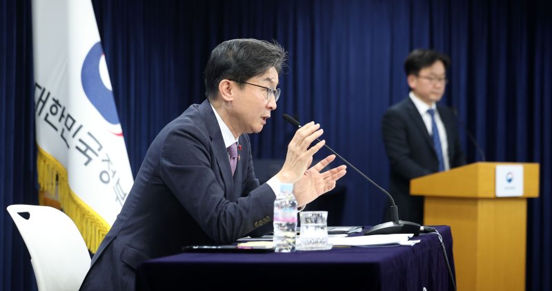 [서울=뉴시스] 김선웅 기자 = 이억원 금융위원장이 28일 서울 종로구 정부서울청사에서 기자간담회를 열고 현안 질의응답을 하고 있다. 2026.01.28. mangusta@newsis.com