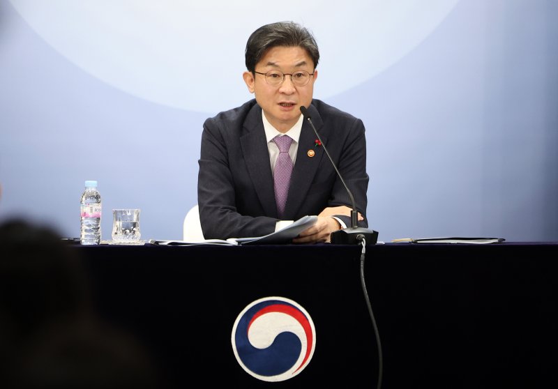 [서울=뉴시스] 김선웅 기자 = 이억원 금융위원장이 28일 서울 종로구 정부서울청사에서 기자간담회를 열고 현안 질의응답을 하고 있다. 2026.01.28. mangusta@newsis.com