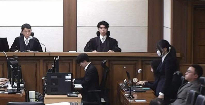 김건희 여사가 28일 오후 서울 서초구 중앙지방법원에서 자본시장법·정치자금법 위반, 특정범죄 가중처벌법상 알선수재 혐의 1심 선고 공판에서 선고를 받고 있다. (중앙지법 제공. 재판매 및 DB 금지) 2026.1.28/뉴스1