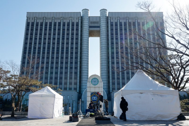 김건희 여사의 자본시장과 금융투자업에 관한 법률 위반, 알선수재, 정치자금법 위반 등 혐의 1심 선고기일인 28일 오후 서울 서초구 중앙지방법원에서 방송사 관계자들이 중계 준비를 하고 있다. 2026.1.28/뉴스1 ⓒ News1 안은나 기자