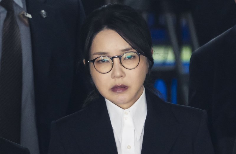 윤석열 전 대통령 부인 김건희 여사가 지난해 8월 12일 오후 서울 서초구 서울중앙지법에서 열린 구속 전 피의자 심문(영장실질심사)를 마치고 나오고 있다. 2025.08.12/뉴스1 ⓒ News1 사진공동취재단