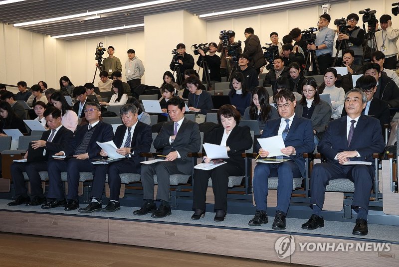 나란히 앉은 특검과 특검보들 (출처=연합뉴스)