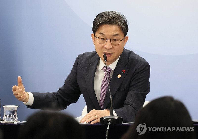 출입기자단 월례 간담회 하는 이억원 위원장 (출처=연합뉴스)