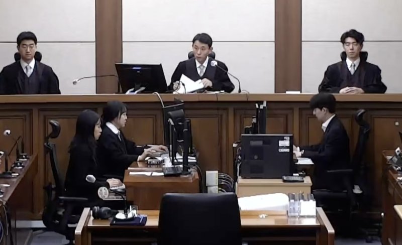 우인성 부장판사가 28일 오후 서울 서초구 중앙지방법원에서 김건희 여사의 자본시장법·정치자금법 위반, 특정범죄 가중처벌법상 알선수재 혐의 1심 선고 공판에서 판결문을 낭독하고 있다. (중앙지법 제공. 재판매 및 DB 금지) 2026.1.28/뉴스1 ⓒ News1 김진환 기자