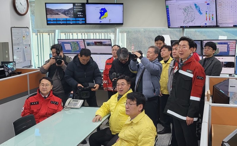 윤호중 행정안전부 장관이 28일 오후 강원 원주시 산림항공본부에서 봄철 산불 예방을 비롯해 산림재난 대응태세 현장점검을 하고 있다. 2026.1.28/뉴스1 ⓒ News1 신관호 기자