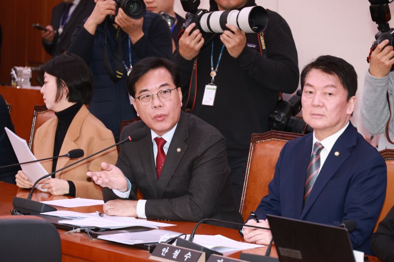 [서울=뉴시스] 고승민 기자 = 송언석 국민의힘 원내대표가 28일 서울 여의도 국회에서 열린 외교통일위원회의 현안질의에서 질의하고 있다. 2026.01.28. kkssmm99@newsis.com