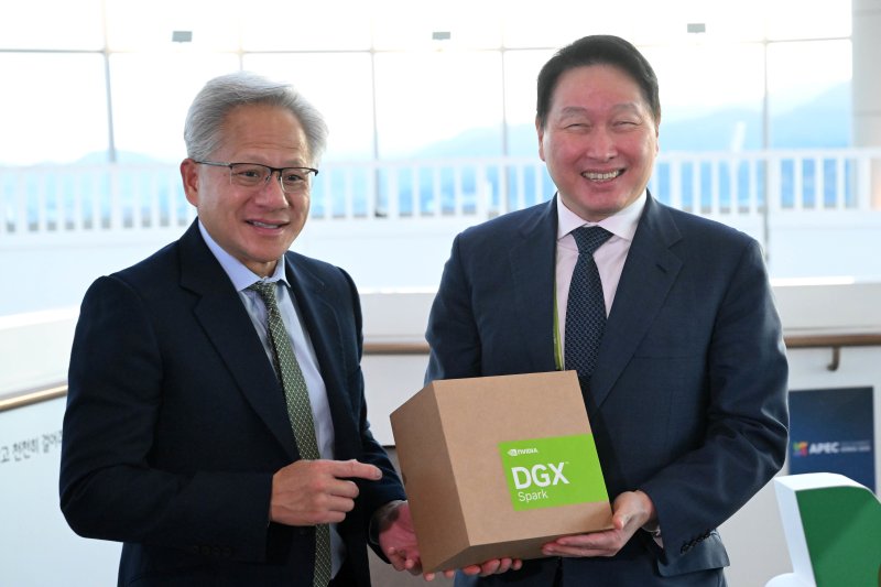 젠슨 황 엔비디아 최고경영자(CEO)가 지난 10월 31일 경북 경주시 경주예술의전당에서 열린 아시아태평양경제협력체(APEC) CEO 서밋에 참석해 최태원 대한상의 회장과 만나 AI슈퍼컴퓨터 'DGX스파크'를 선물하고 있다. 뉴스1