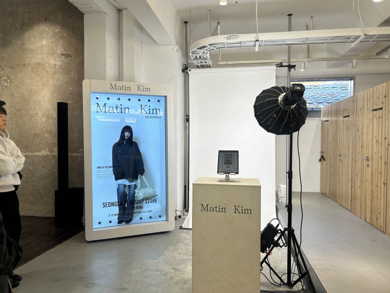 서울 성수동 마뗑킴 성수 플래그십 스토어는 고객이 화보영상을 체험할 수 있는 공간을 배치했다. 사진=강명연 기자