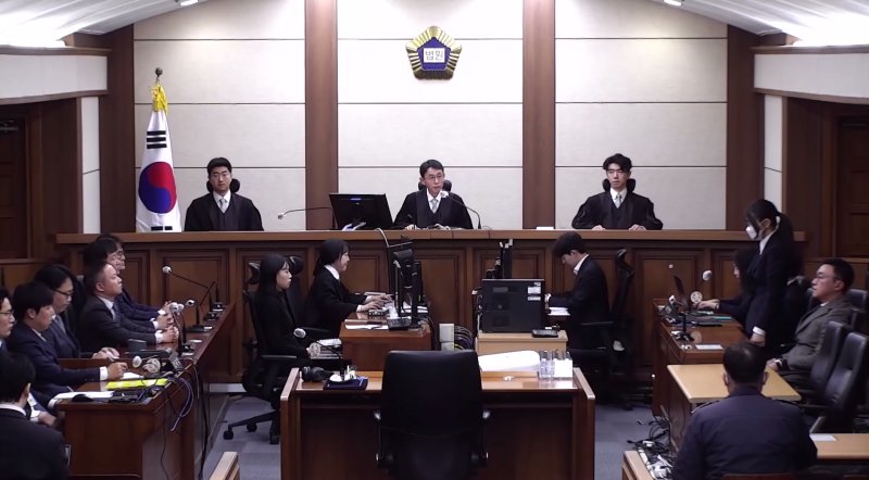 [서울=뉴시스] 조성우 기자 = 통일교 금품 수수 의혹 등으로 재판에 넘겨진 김건희 여사가 28일 서울 서초구 서울중앙지방법원에서 열린 1심 선고공판에서 실형을 선고받고 있다. 서울중앙지법 형사합의27부(부장판사 우인성)는 28일 오후 김 여사의 자본시장법 위반, 정치자금법 위반, 특정범죄가중처벌 등에 관한 법률(특가법)상 알선수재 등 혐의 사건 선고기일을 열고 징역 1년8개월을 선고했다. (사진=서울중앙지법 제공) 2026.01.28. photo@newsis.com *재판매 및 DB 금지