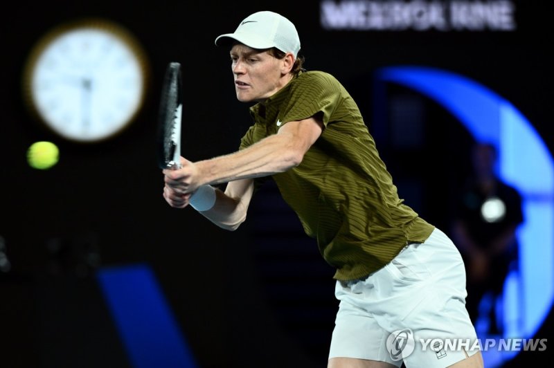 리턴하는 신네르 (출처=연합뉴스)