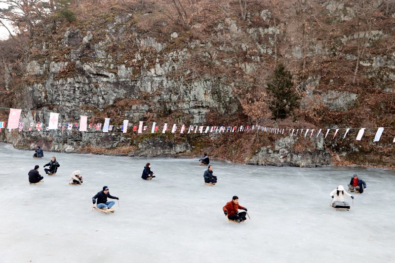 [의령=뉴시스]‘제1회 여꾸섬 빙판썰매축제’ 개막.(사진=의령군 제공) 2026.01.28.photo@newsis.com *재판매 및 DB 금지