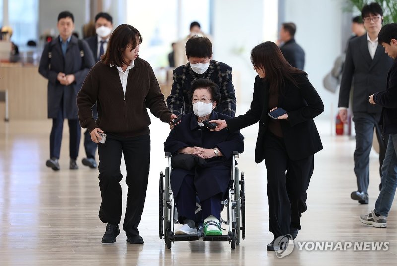 '금거북이 매관매직' 이배용 김건희특검 2차 출석 (출처=연합뉴스)