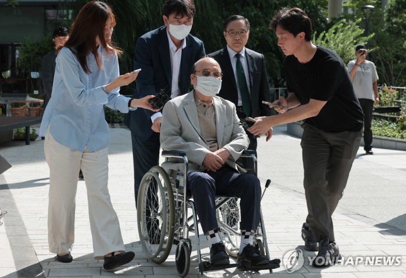 '나토 목걸이 인사청탁' 서희건설 이봉관 회장, 김건희특검 출석 (출처=연합뉴스)