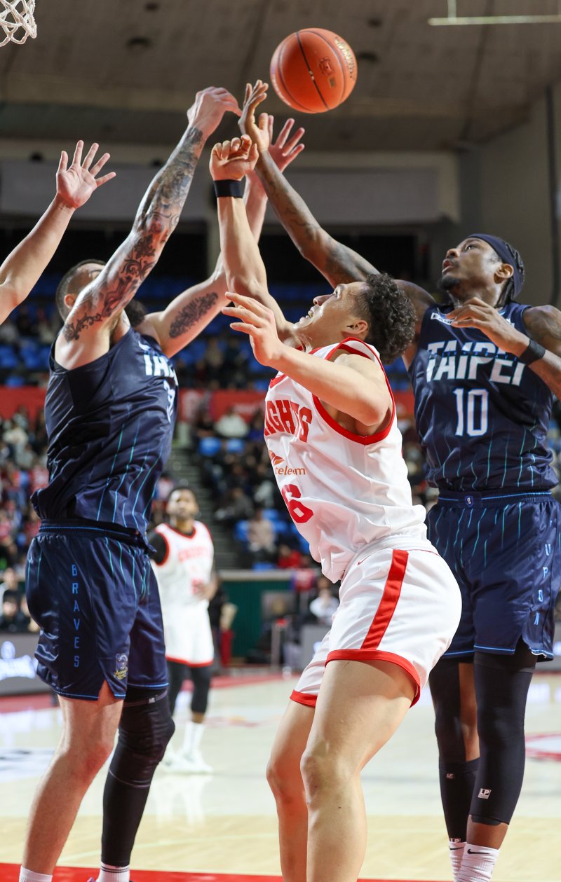 28일 오후 서울 송파구 잠실학생체육관에서 열린 2025-2026 동아시아 슈퍼리그(EASL) 서울 SK나이츠와 타이베이 푸본 브레이브스의 경기, SK 에디 다니엘이 푸본 브레이브스 아치 굿윈 등과 리바운드를 다투고 있다. 2026.1.28/뉴스1 ⓒ News1 안은나 기자