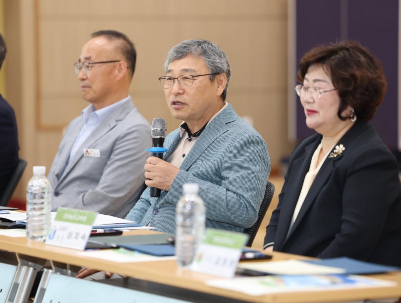 [서울=뉴시스] 정근식 서울시교육감이 지난해 7월 18일 서울 학생들이 참여 중인 전남 구례 중동초등학교 농촌유학 현장을 방문해 교직원 및 학부모들과 간담회를 하고 있는 모습. (사진=서울시교육청 제공) 2025.07.18. photo@newsis.com *재판매 및 DB 금지