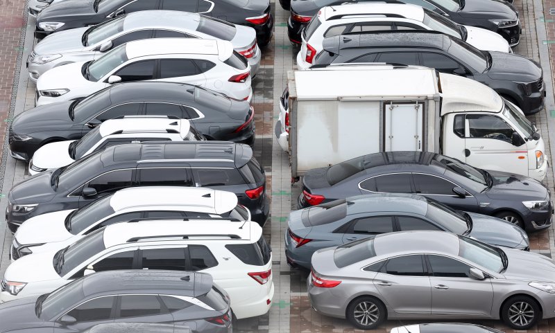 [성남=뉴시스] 경기 성남시 모란시장 주차장에 자동차들이 주차돼 있다. photo@newsis.com