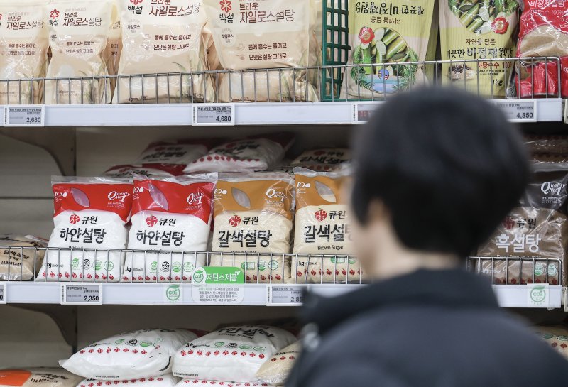 [서울=뉴시스] 정병혁 기자 = 9일 서울시내 대형마트에 설탕이 진열되어 있다.2025.03.09. jhope@newsis.com