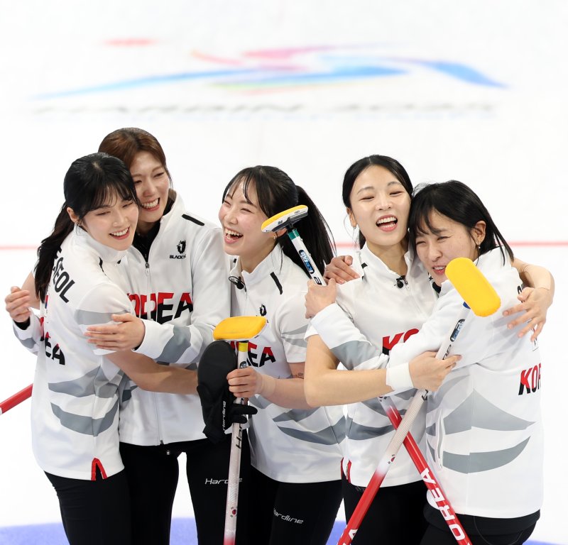 [하얼빈(중국)=뉴시스] 김선웅 기자 = 14일(현지 시간) 중국 하얼빈 핑팡 컬링 아레나에서 열린 2025 하얼빈 동계 아시안게임 여자 컬링 결승전 경기에서 중국을 7-2로 꺾고 금메달을 획득한 대표팀 선수들이 기뻐하고 있다. 왼쪽부터 설예은, 설예지, 김수지, 김민지, 김은지. 2025.02.14. mangusta@newsis.com