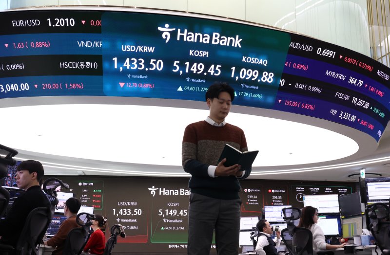 28일 오전 서울 중구 하나은행 본점 딜링룸 전광판에 증시 현황이 표시되어 있다. 2026.1.28/뉴스1 ⓒ News1 최지환 기자