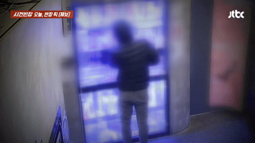 무인 성인용품 매장에서 대범하게 절도 행각을 벌인 남성의 영상이 공개됐다. 사진=JTBC '사건반장' 갈무리