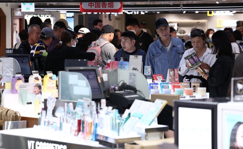 서울 중구 신라면세점 서울점에서 중국인 관광객들이 면세점을 둘러보고 있다. 2025.9.29/뉴스1 ⓒ News1 김성진 기자