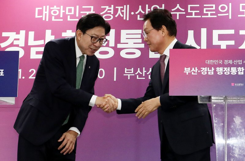 박형준 부산시장(왼쪽)과 박완수 경남도지사가 28일 경남 창원 진해구 부산신항 내 동원글로벌터미널 홍보관에서 부산·경남 행정통합 공동 입장문을 발표한 뒤 악수하고 있다. 2026.1.28/뉴스1 ⓒ News1 윤일지 기자