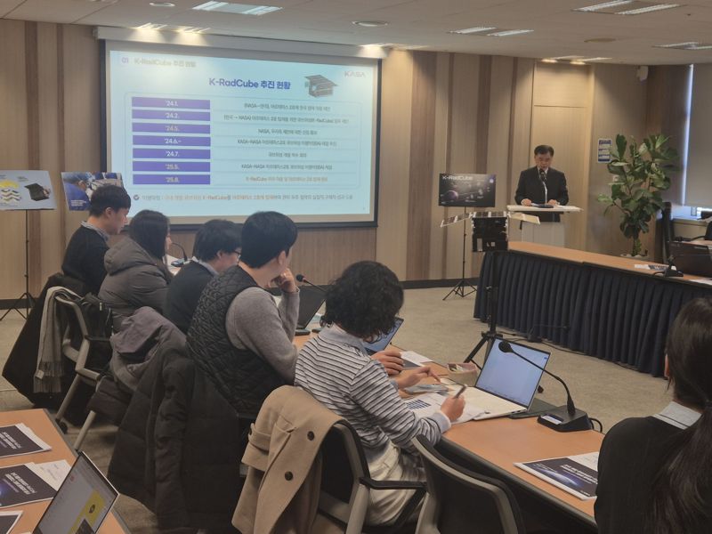 29일 오전 서울 광화문 과학기술자문위원회 브리핑룸에서 강경인 우주청 우주과학탐사부문 국장이 미국 항공우주청(NASA)의 유인 달 탐사 프로젝트 아르테미스 2호에 탑재될 큐브위성 ‘K-RadCube’ 발사 일정 등에 대해 설명하고 있다. 사진=연지안 기자