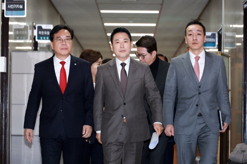 [서울=뉴시스] 고승민 기자 = 국민의힘 장동혁 대표와 송언석 원내대표 등 지도부가 29일 서울 여의도 국회에서 열린 최고위원회의에 참석하고 있다. 2026.01.29. kkssmm99@newsis.com