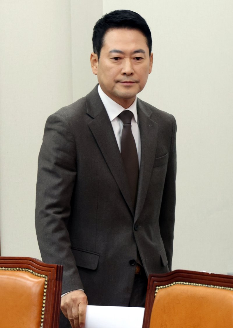 [서울=뉴시스] 조성봉 기자 = 장동혁 국민의힘 대표가 29일 오전 서울 여의도 국회에서 열린 최고위원회의에 참석하고 있다.2026.01.29. suncho21@newsis.com