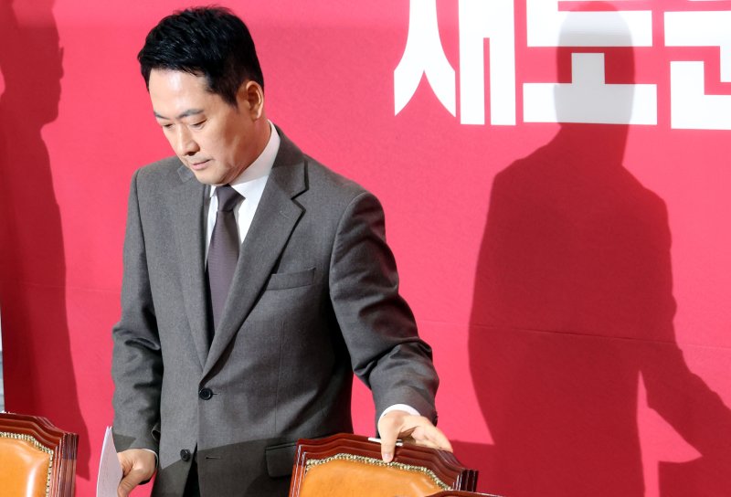 [서울=뉴시스] 조성봉 기자 = 장동혁 국민의힘 대표가 29일 오전 서울 여의도 국회에서 열린 최고위원회의에 참석하고 있다.2026.01.29. suncho21@newsis.com