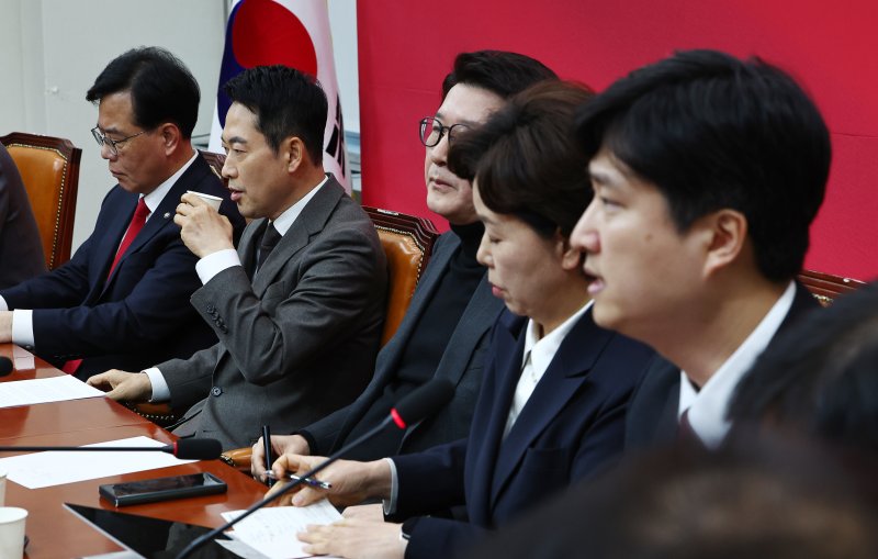 [서울=뉴시스] 김명년 기자 = 장동혁 국민의힘 대표가 29일 오전 서울 여의도 국회에서 열린 최고위원회의에서 우재준 최고위원의 한동훈 전 대표 제명에 대한 반대 발언 도중 물을 마시고 있다. 2026.01.29. kmn@newsis.com