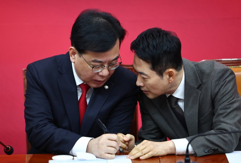 [서울=뉴시스] 김명년 기자 = 장동혁 국민의힘 대표가 29일 오전 서울 여의도 국회에서 열린 최고위원회의에서 송언석 원내대표와 대화하고 있다. 2026.01.29. kmn@newsis.com