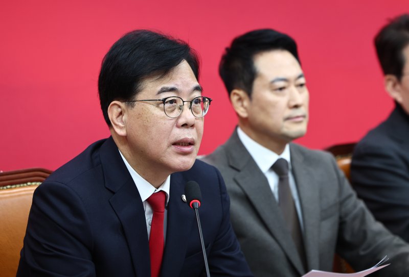 [서울=뉴시스] 김명년 기자 = 송언석 국민의힘 원내대표가 29일 오전 서울 여의도 국회에서 열린 최고위원회의에서 발언하고 있다. 2026.01.29. kmn@newsis.com