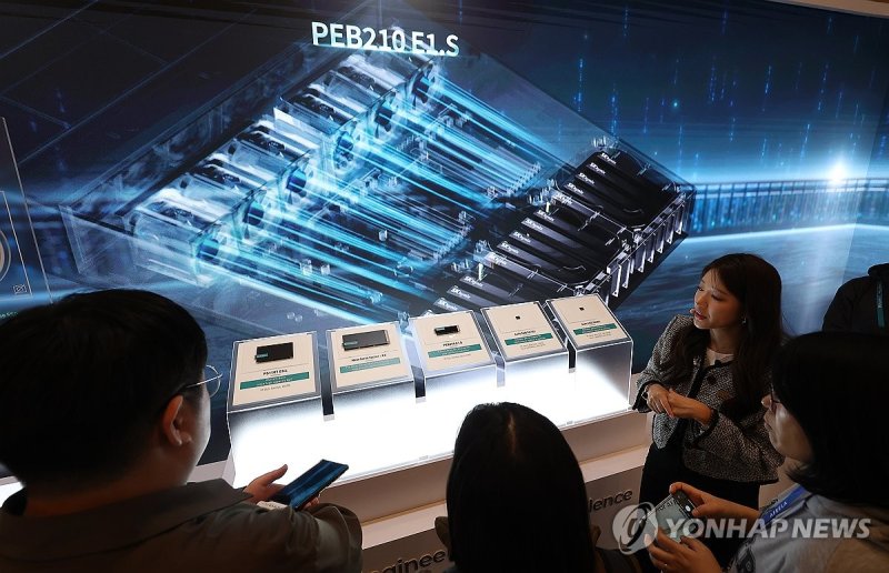 SK하이닉스 부스 찾은 취재진 (출처=연합뉴스)