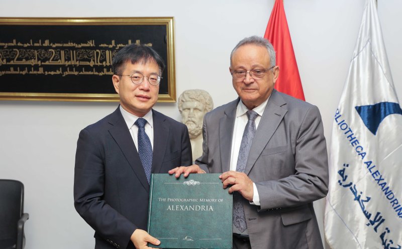 [서울=뉴시스]국립한글박물관과 이집트 알렉산드리아도서관 관계자가 기념촬영을 하고 있는 모습. (사진=국립한글박물관 제공)