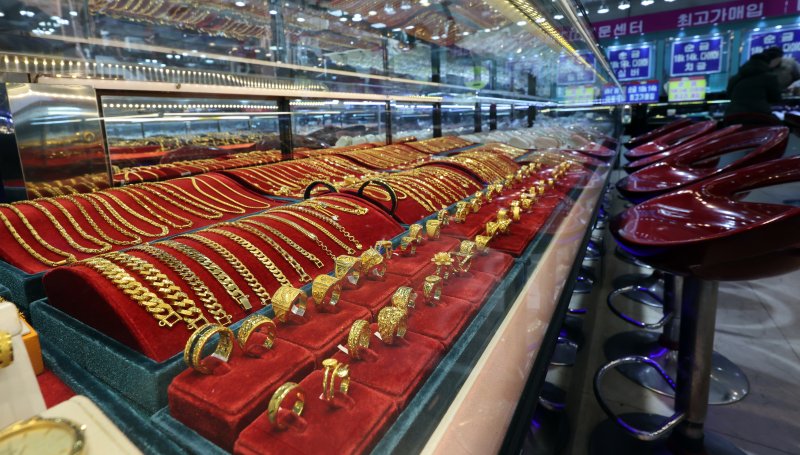 국제 금값이 5500달러를 돌파하는 등 금, 은시세가 급등하고 있는 28일 서울 종로구 귀금속 상가에 금과 은 제품 등이 진열돼 있다. 2026.1.28/뉴스1 ⓒ News1 황기선 기자