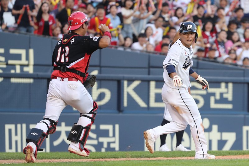 [서울=뉴시스] 권창회 기자 = 11일 서울 송파구 잠실야구장에서 열린 2023 프로야구 KIA 타이거스와 두산 베어스의 경기, 6회 말 1사 주자 3루서 두산 박계범이 김재호의 투수앞 땅볼때 오버런하다 협살에 결려 아웃되고 있다. 2023.06.11. kch0523@newsis.com