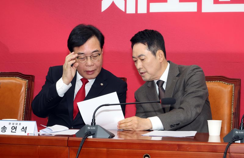 국민의힘 장동혁 대표와 송언석 원내대표가 29일 서울 여의도 국회에서 열린 최고위원회의에서 대화하고 있다. 사진=박범준 기자