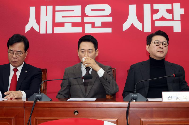 국민의힘 장동혁 대표가 29일 서울 여의도 국회에서 열린 최고위원회의에서 물을 마시고 있다. 사진=박범준 기자