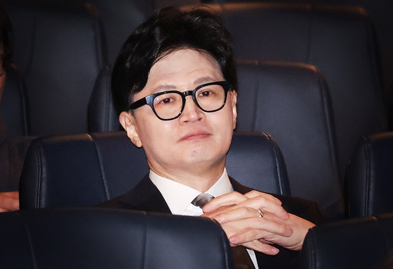 한동훈 전 국민의힘 대표가 28일 서울 영등포구의 한 영화관에서 ‘잊혀진 대통령: 김영삼의 개혁시대’를 관람하기 위해 상영관으로 입장하고 있다. 2026.1.29/뉴스1 ⓒ News1 송원영 기자