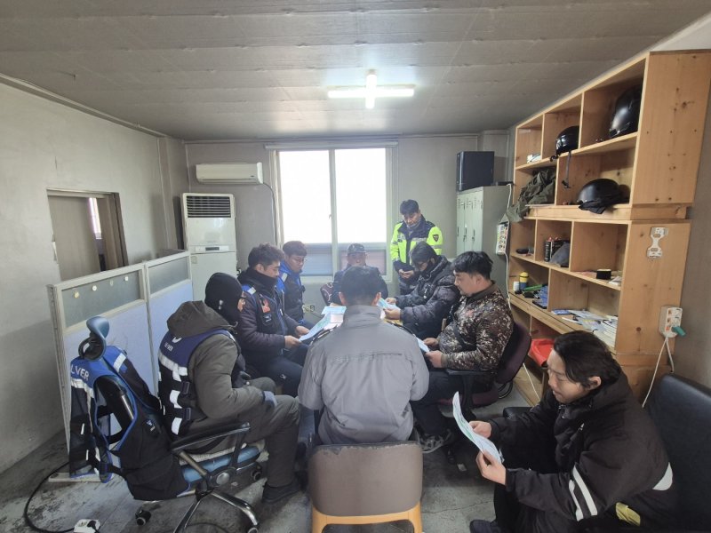 [고성(경남)=뉴시스] 신정철 기자= 경남 고성경찰서는 최근 배달 수요 증가에 따른 이륜차 교통사고 예방을 위해, 고성읍내 배달업체를 대상으로 이륜차 교통안전 교육 및 법규준수 홍보 활동을 실시했다고 29일 밝혔다. 사진은 이륜차 교통안전 교육 모습.(사진=고성서 제공).2026.01.29. photo@newsis.com *재판매 및 DB 금지